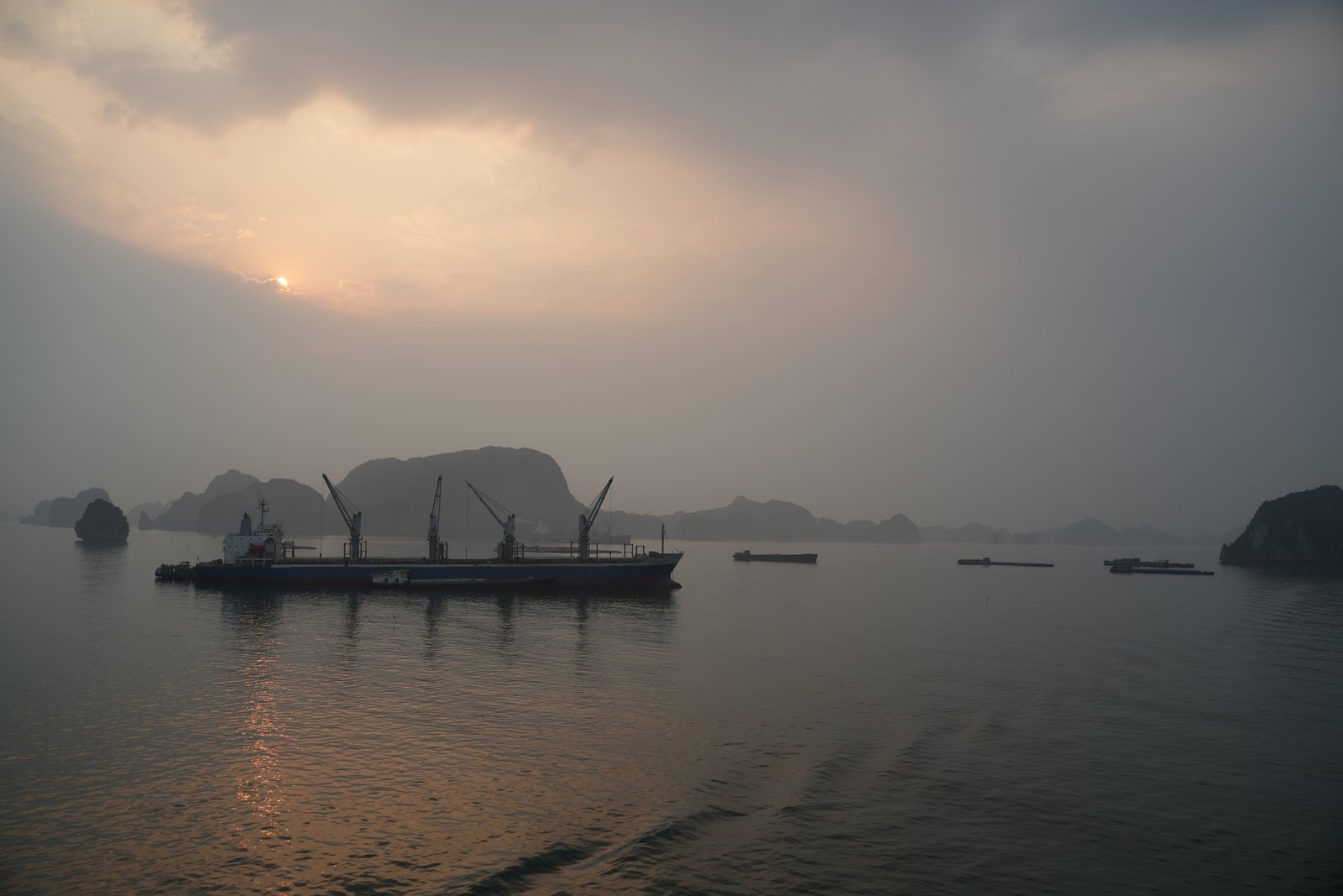 Einlaufen in die Halong-Bucht im Morgennebel