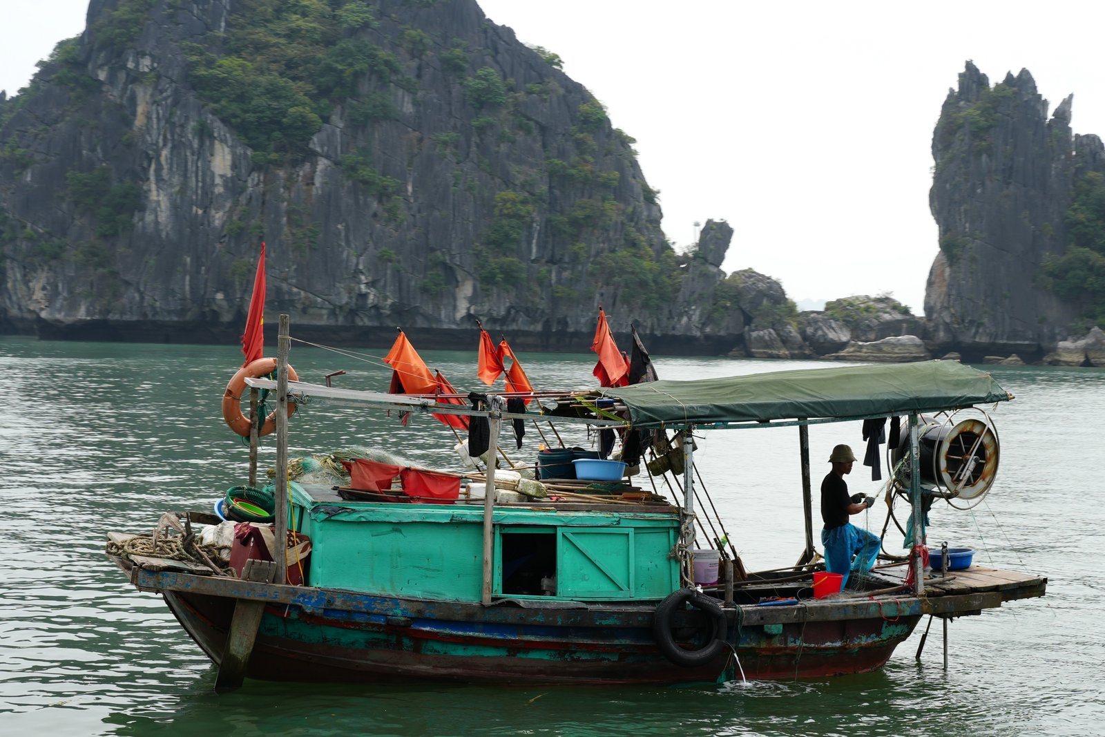 Fischerboot vor den Kalkfelsen