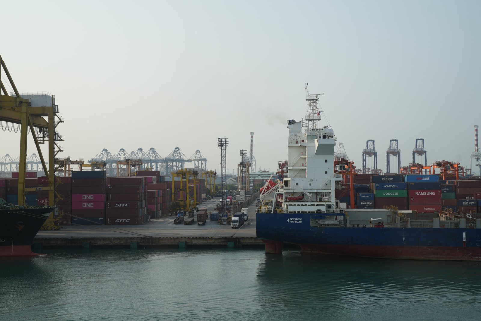 Einlaufen in den Containerhafen Laem Chabang