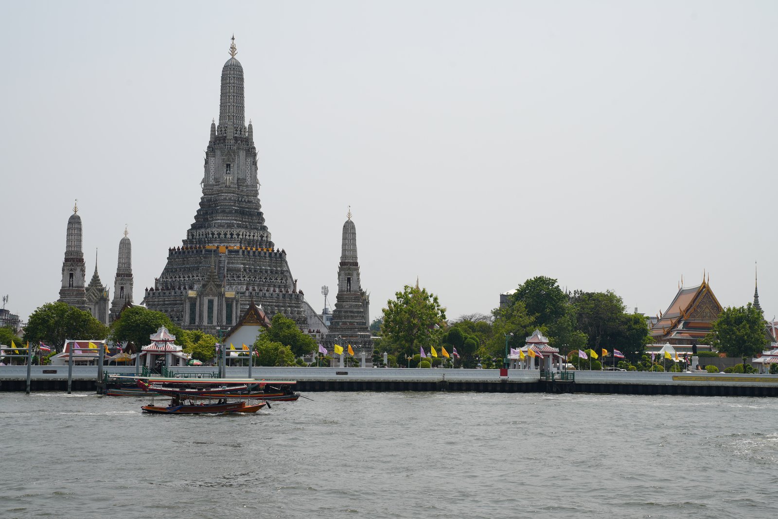 Blick über den Fluss auf den Wat Arun
