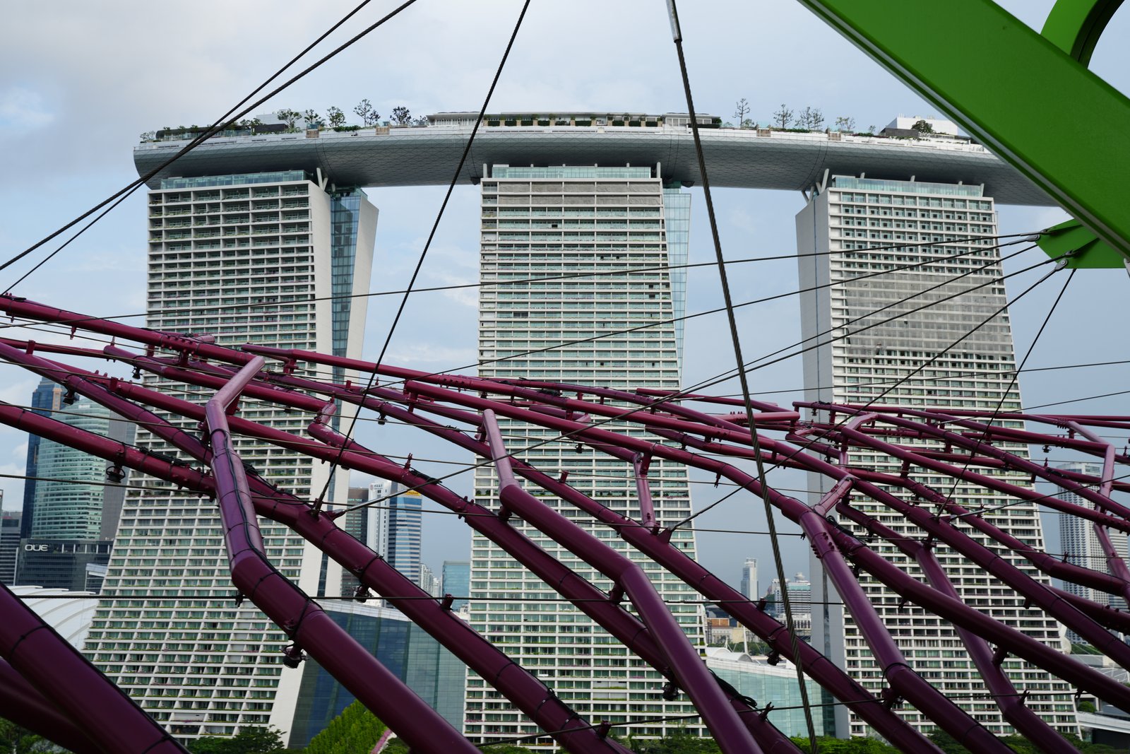 Das Marina Bay Sands zwischen den Stahlästen