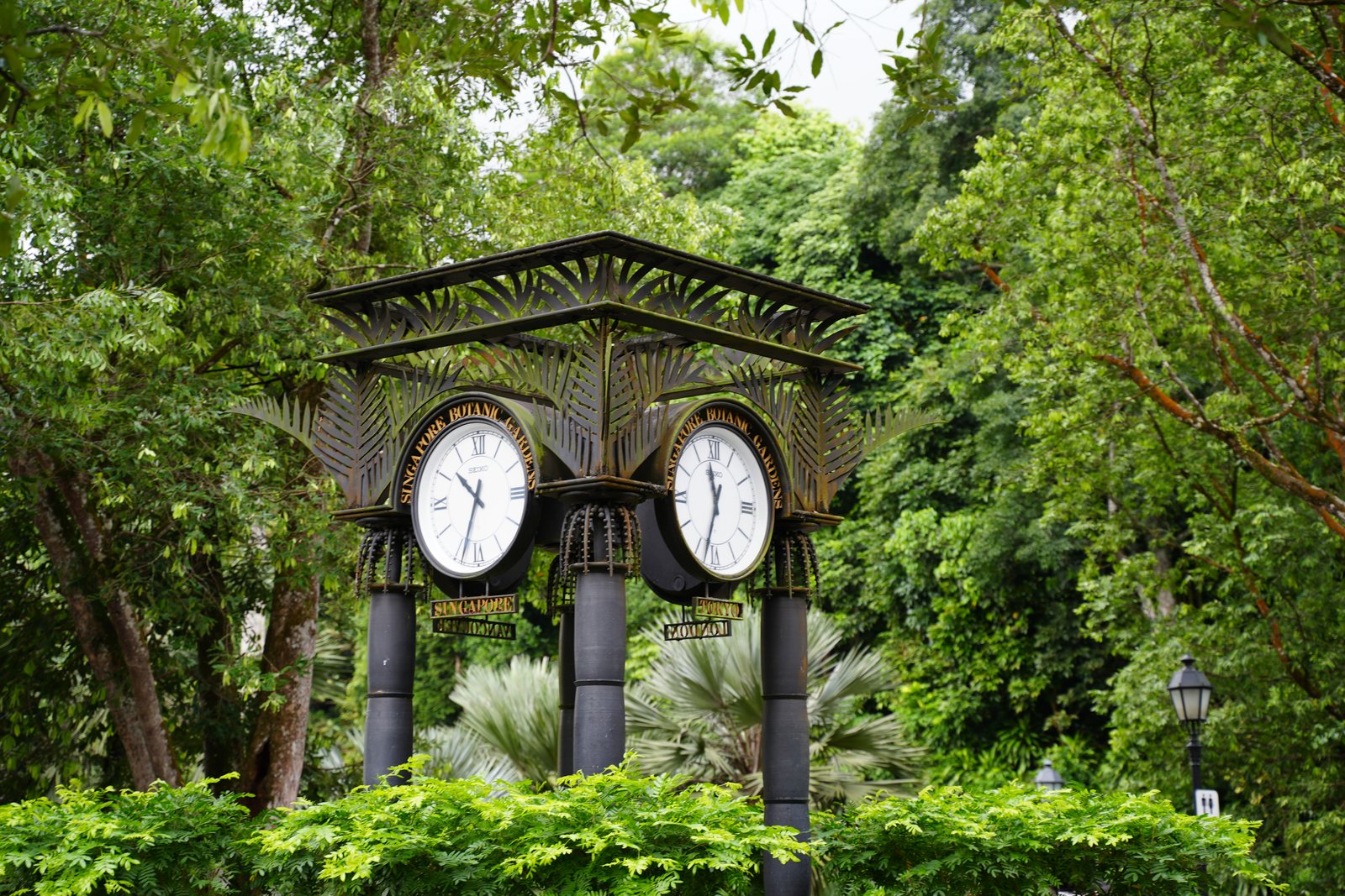 Die Uhr am Eingang des Orchideengartens