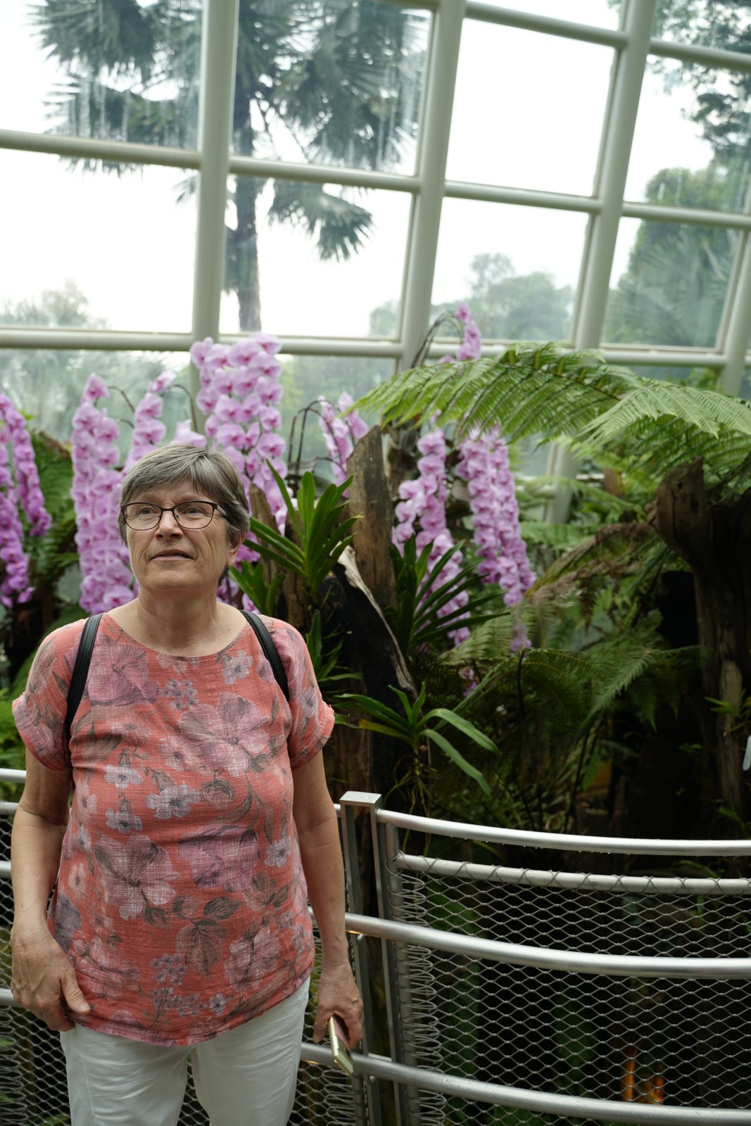 Mutti zwischen den Orchideen