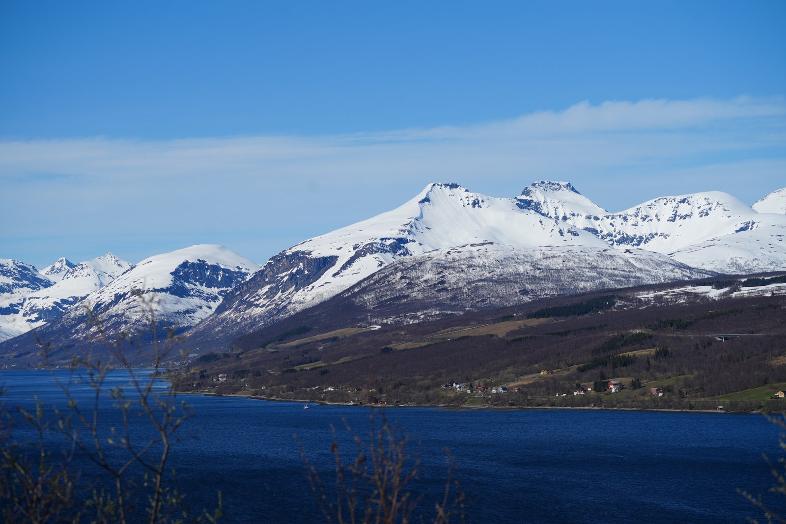 Schneebedeckte Berge im Sonnenschein