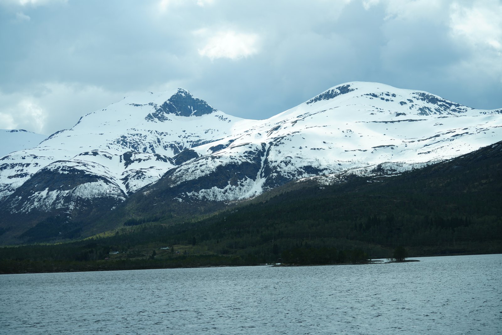 Schneeberge am Wasser