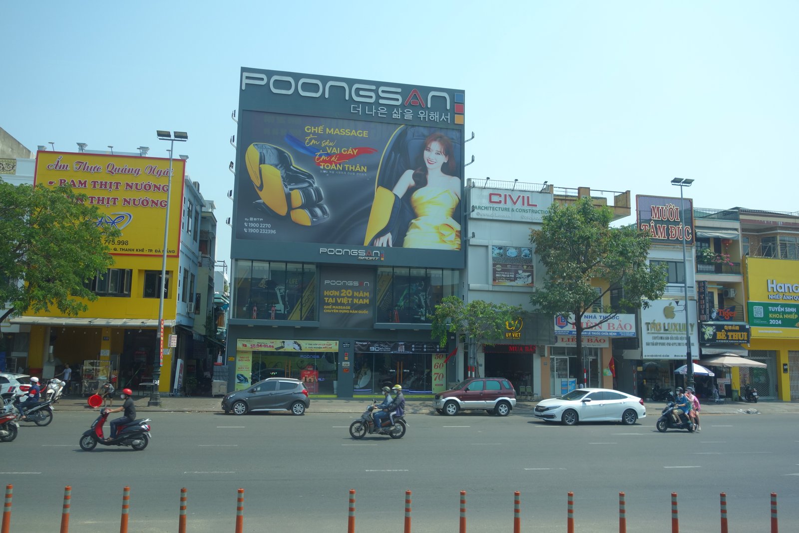 Bunte Reklameschilder in Da Nang