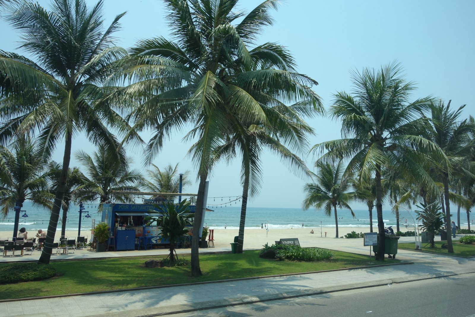 Palmen und Luxusresorts am Strand