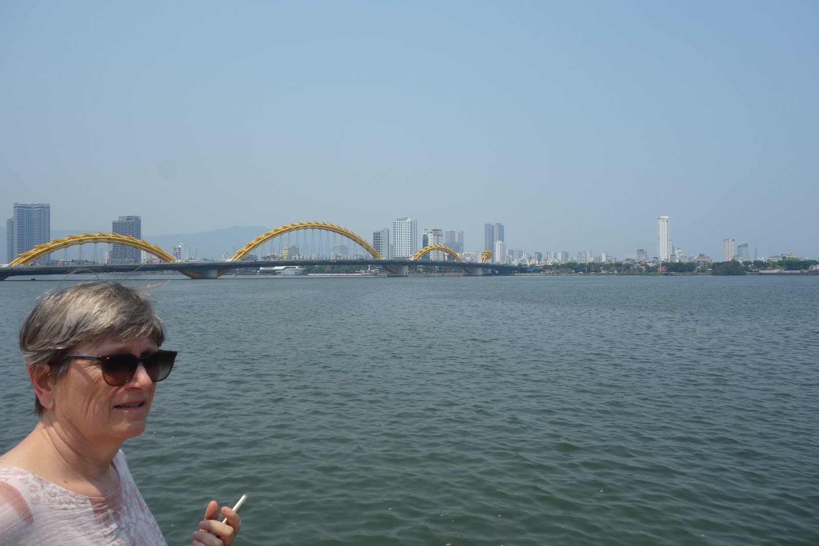 Ich vor der Drachenbrücke