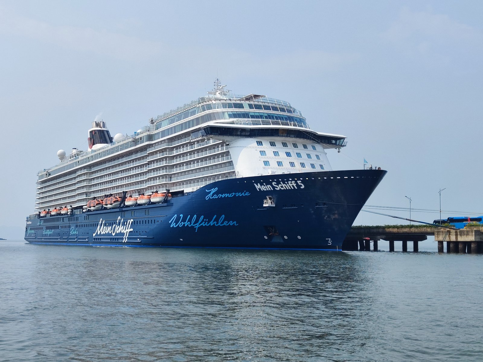 Unser Schiff am Pier von Halong