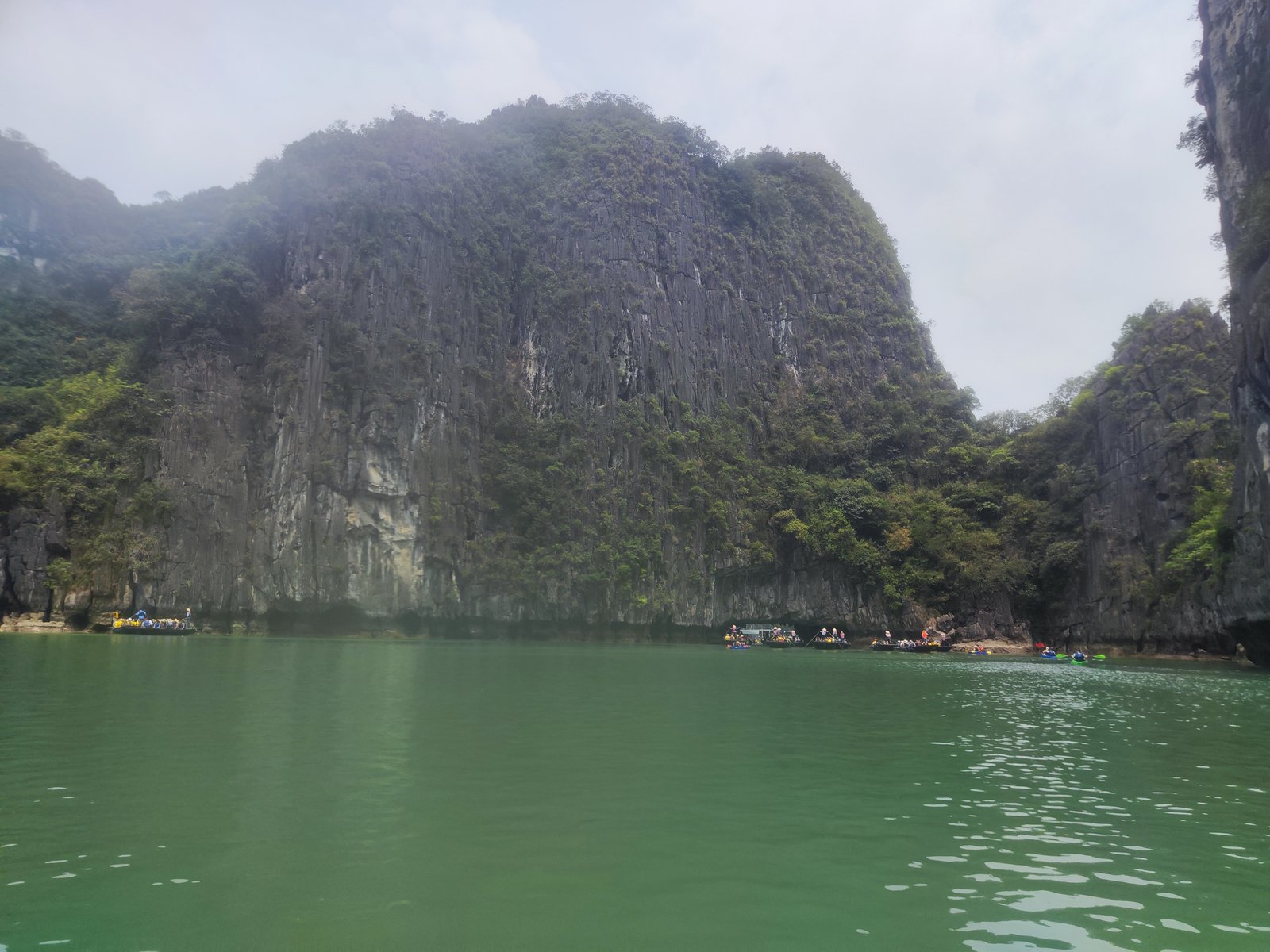 Die Lagune hinter der Höhle
