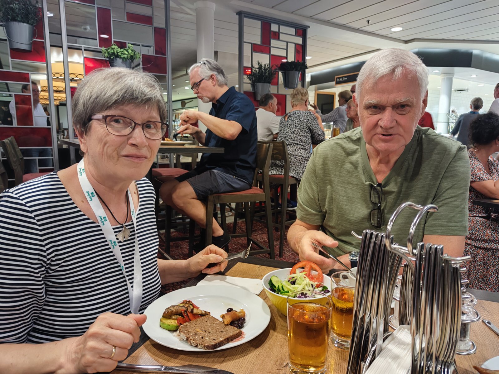 Mutti und Papa beim Abendessen