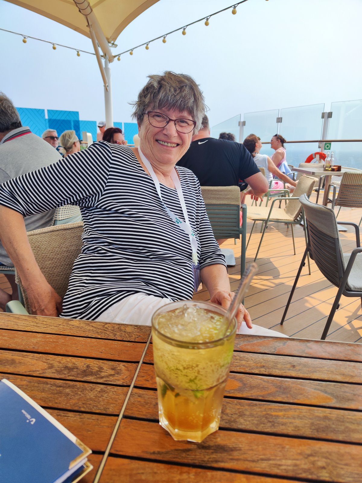 Mutti mit Cocktail an Deck