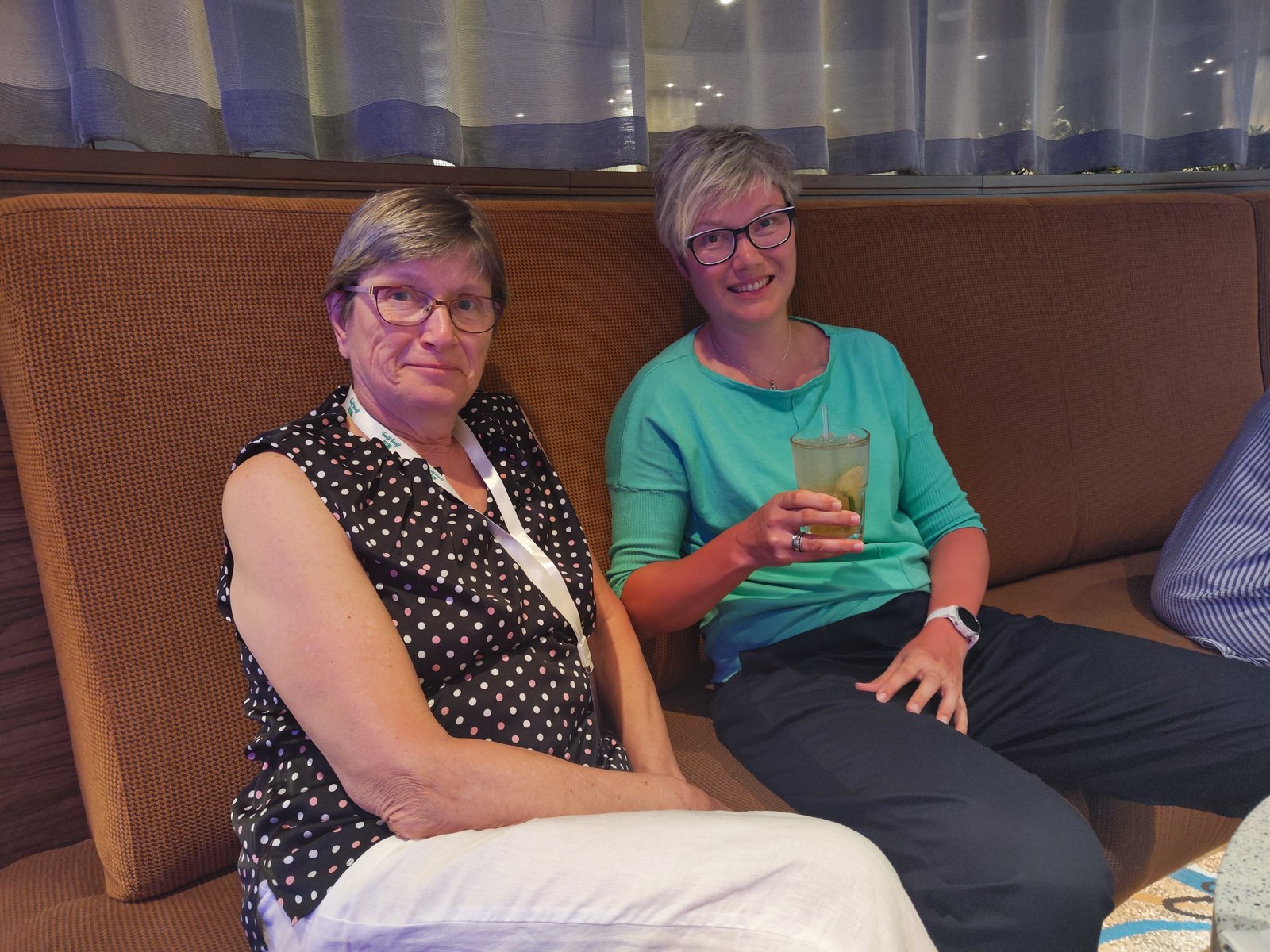 Mutti und ich am Abend in der TUI Bar
