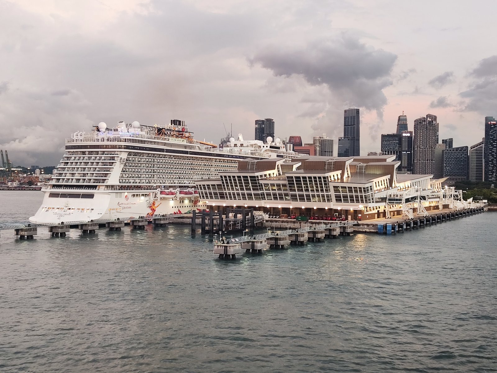 Die Skyline am Marina Bay Cruise Centre