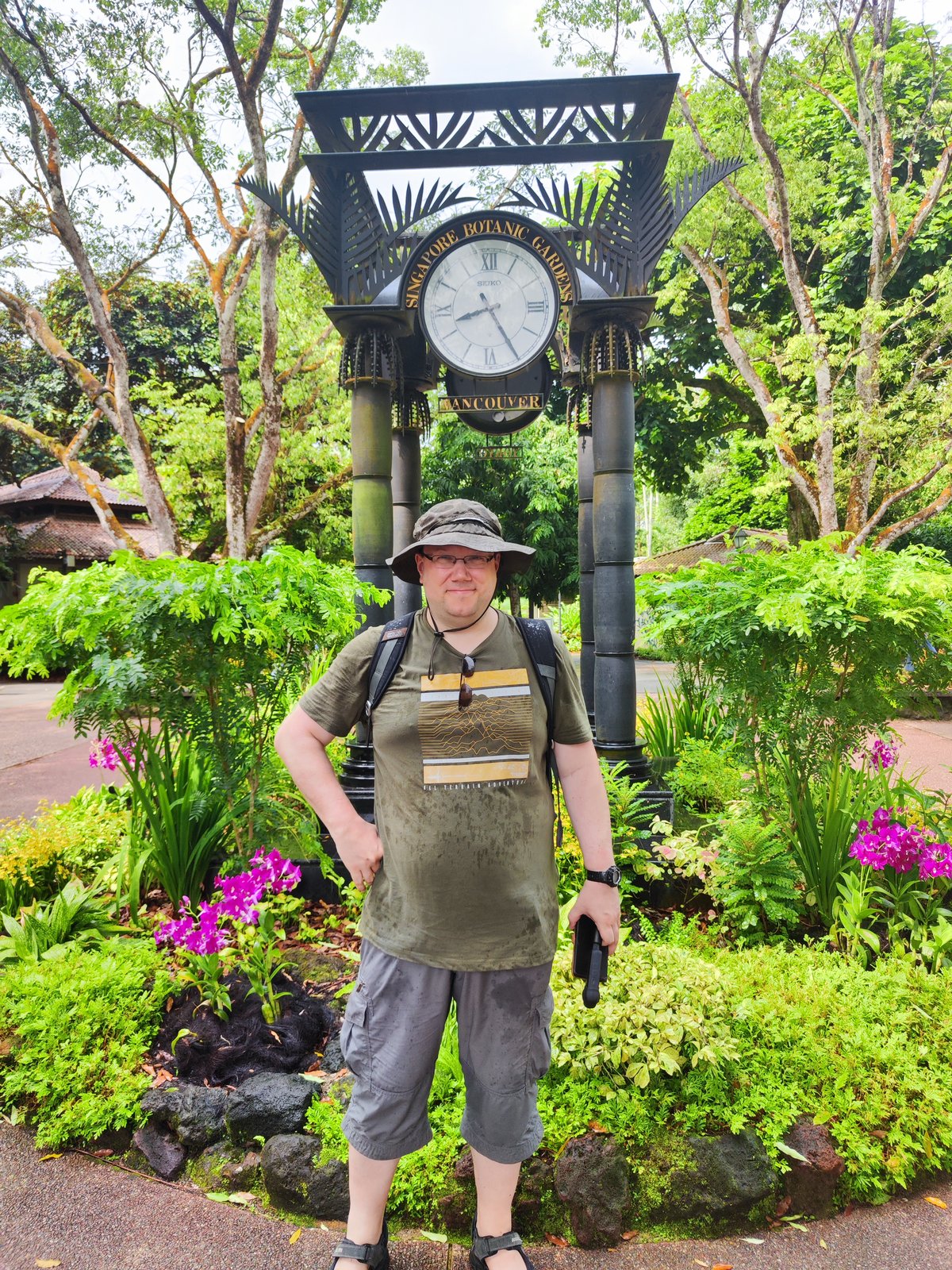Frank an der Uhr im Orchideengarten