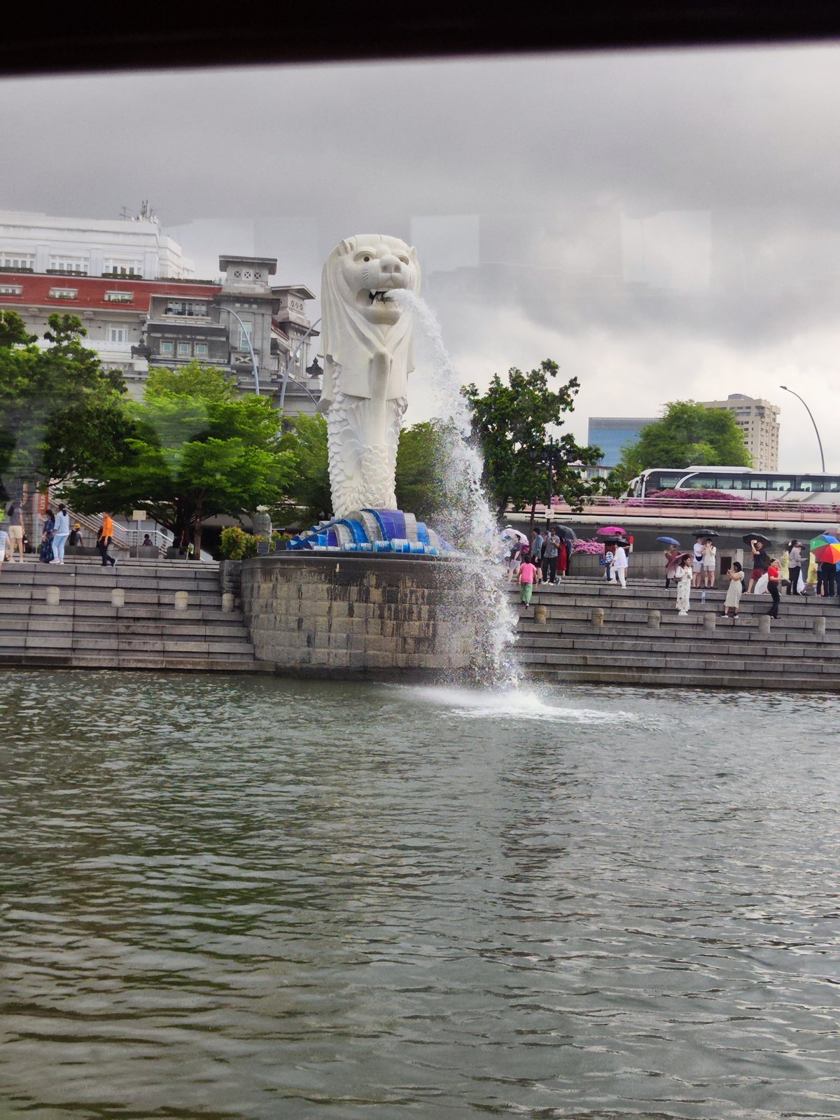 Der Merlion vom Wasser aus