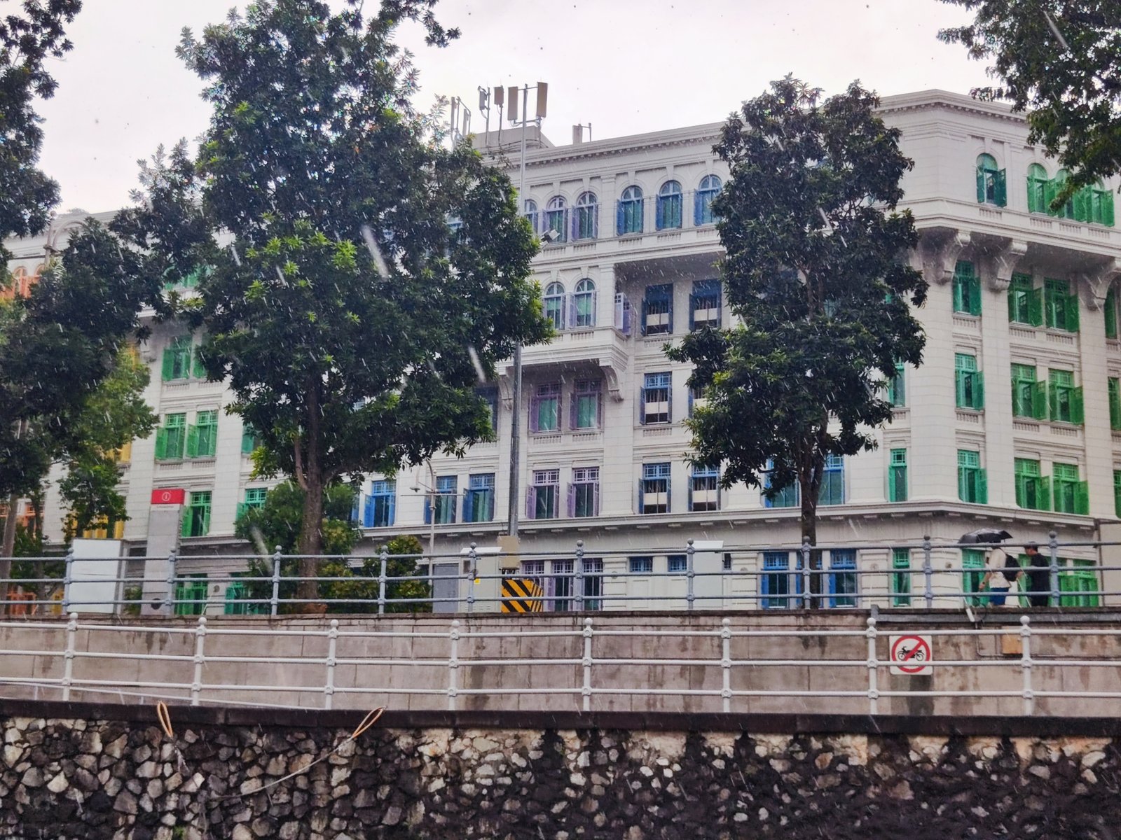 Alte Kolonialhäuser am Fluss