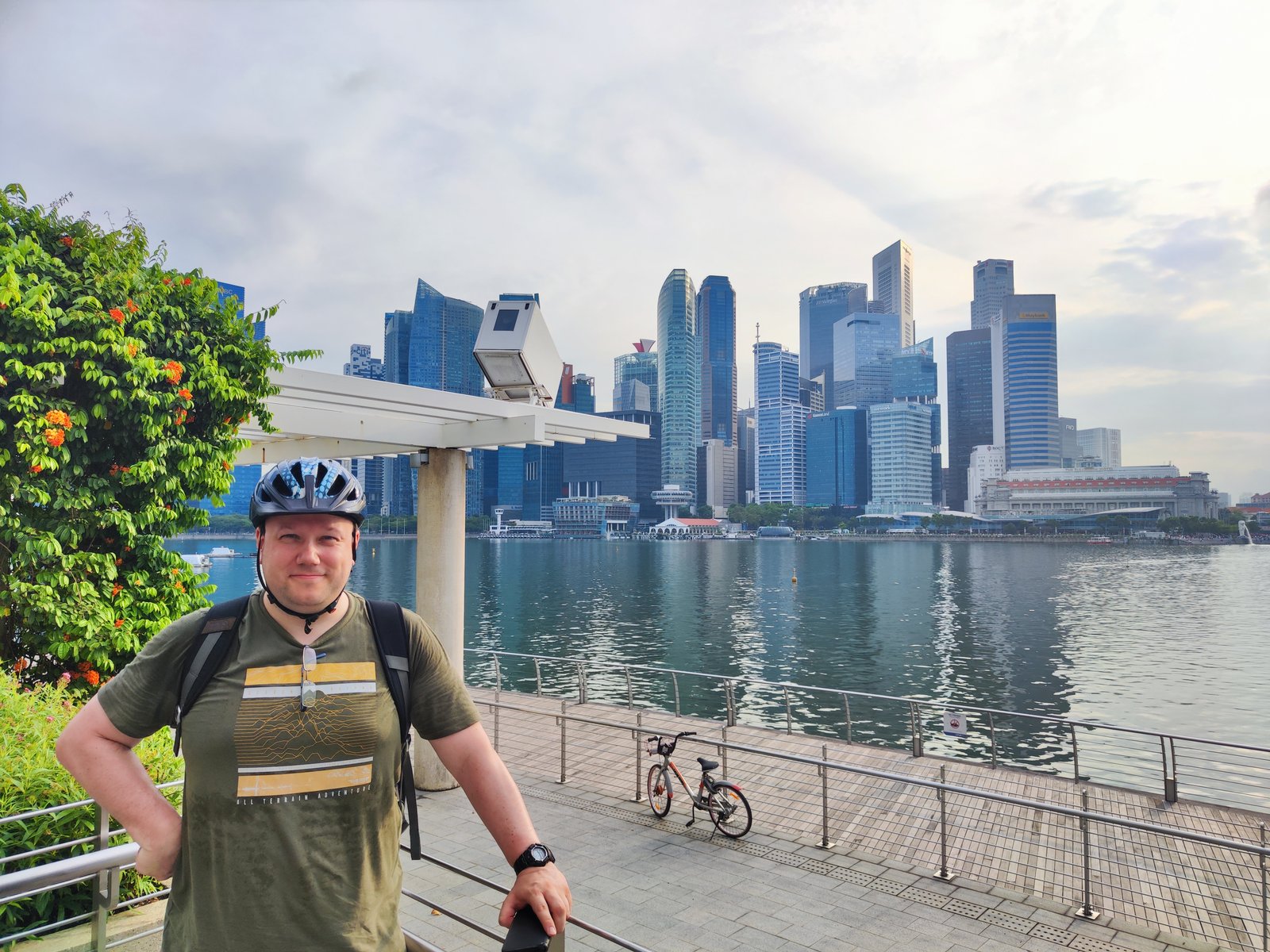 Frank vor der Skyline der Marina Bay