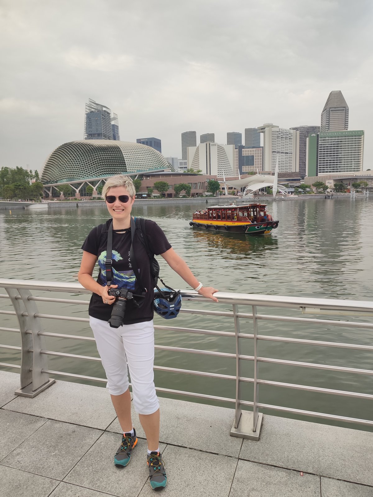 Ich am Wasser, hinten das ArtScience Museum
