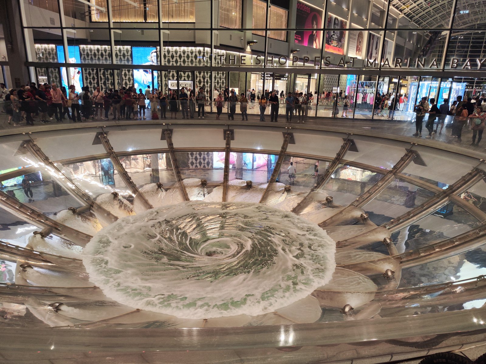 Der Wasserstrudel im Marina Bay Sands