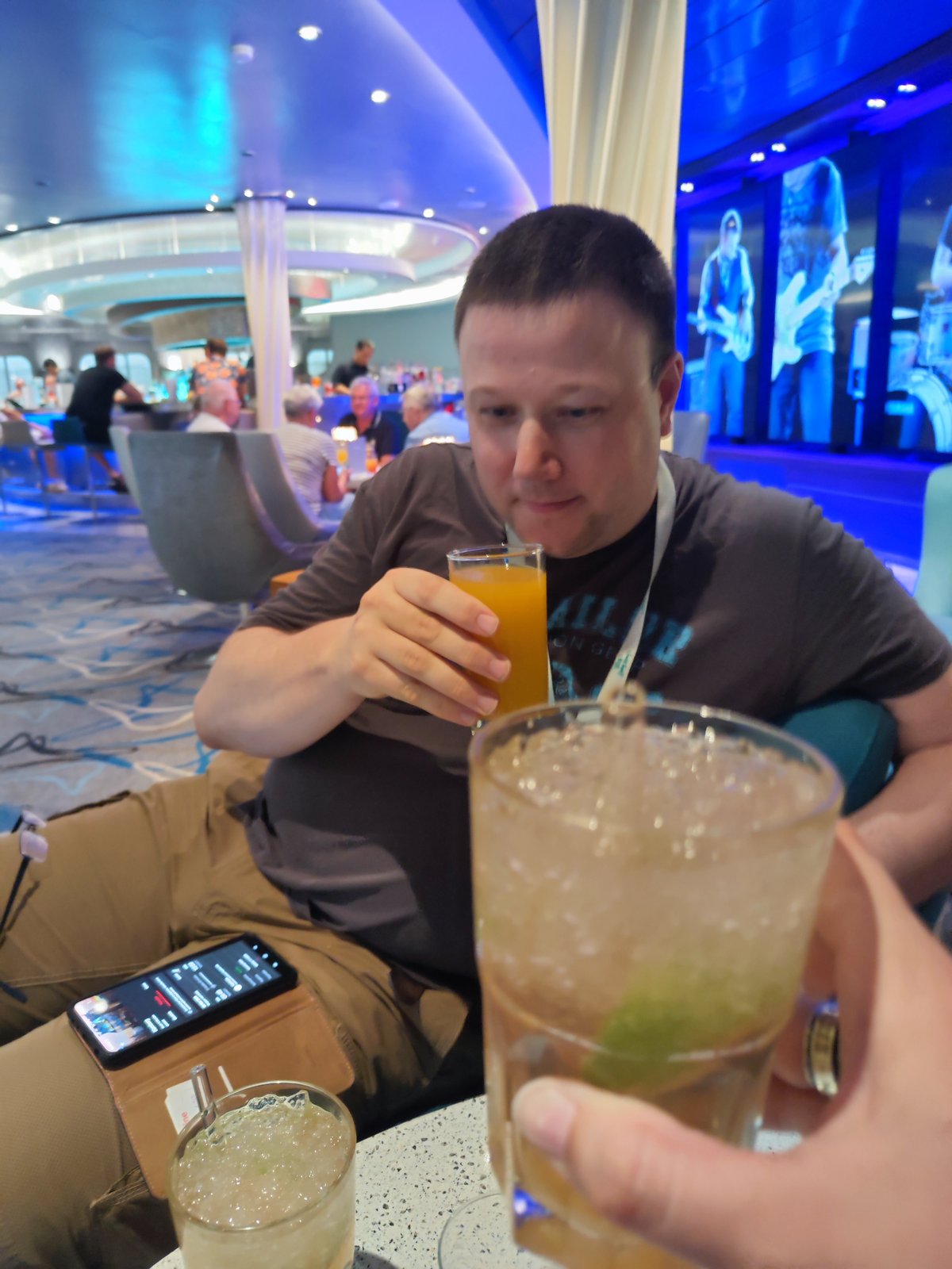 Ein letzter Cocktail an Bord