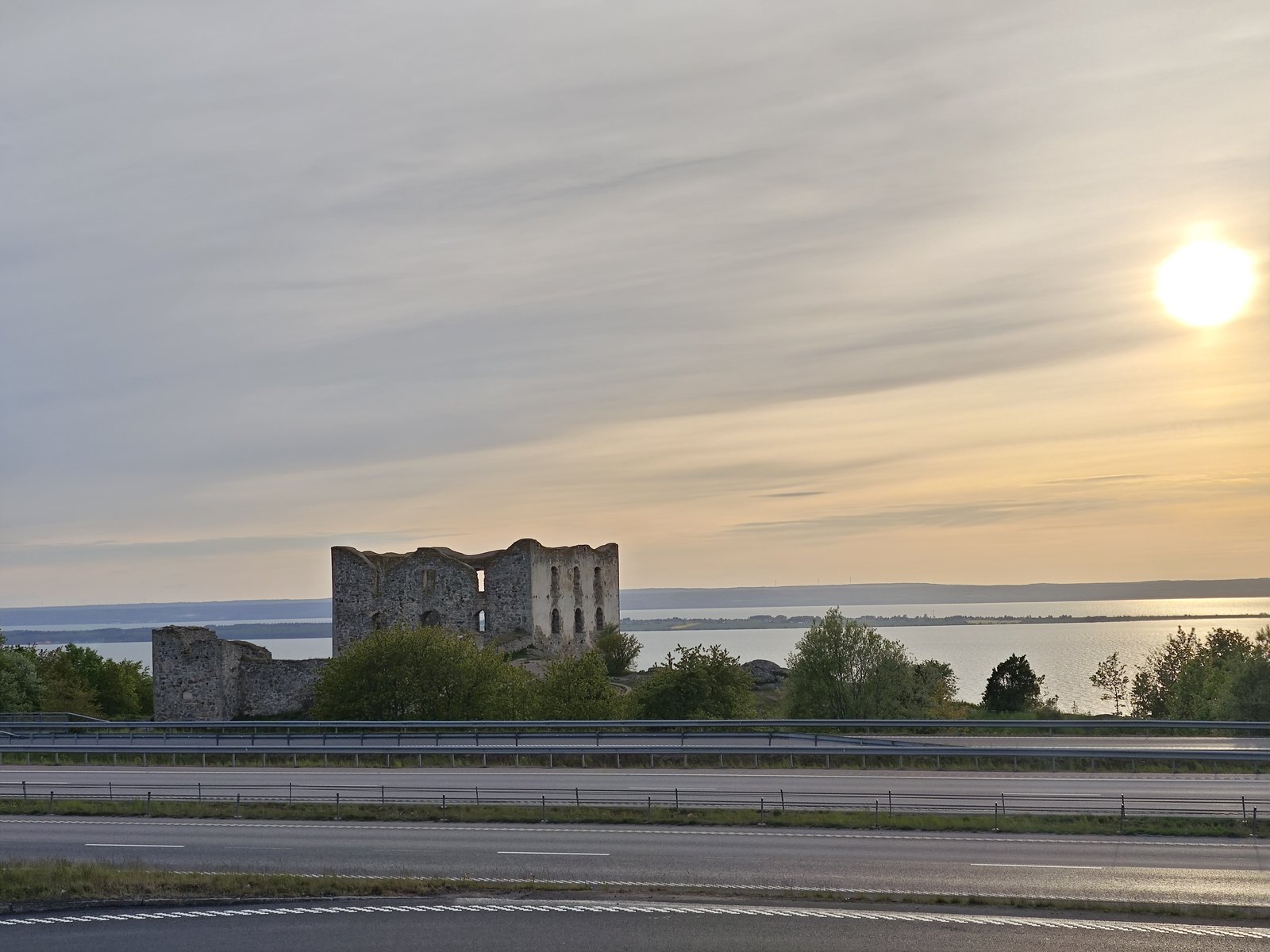 Rastplatz am Vättern mit der Ruine Brahehus