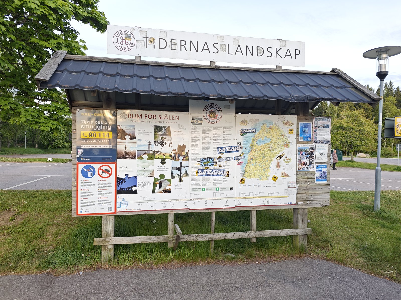 Rastplatz am Vättern mit der Ruine Brahehus