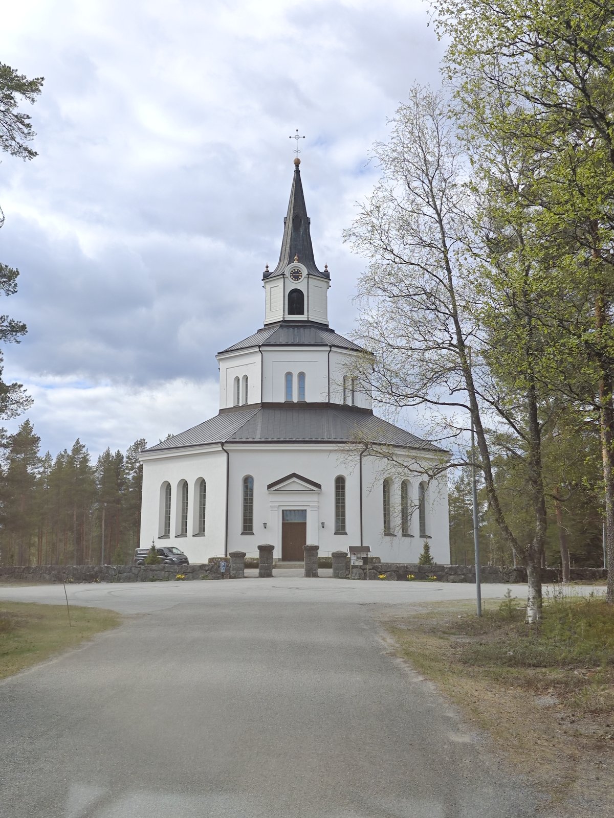 An der Kirche von Byske halten wir unsere Mittagsstunde