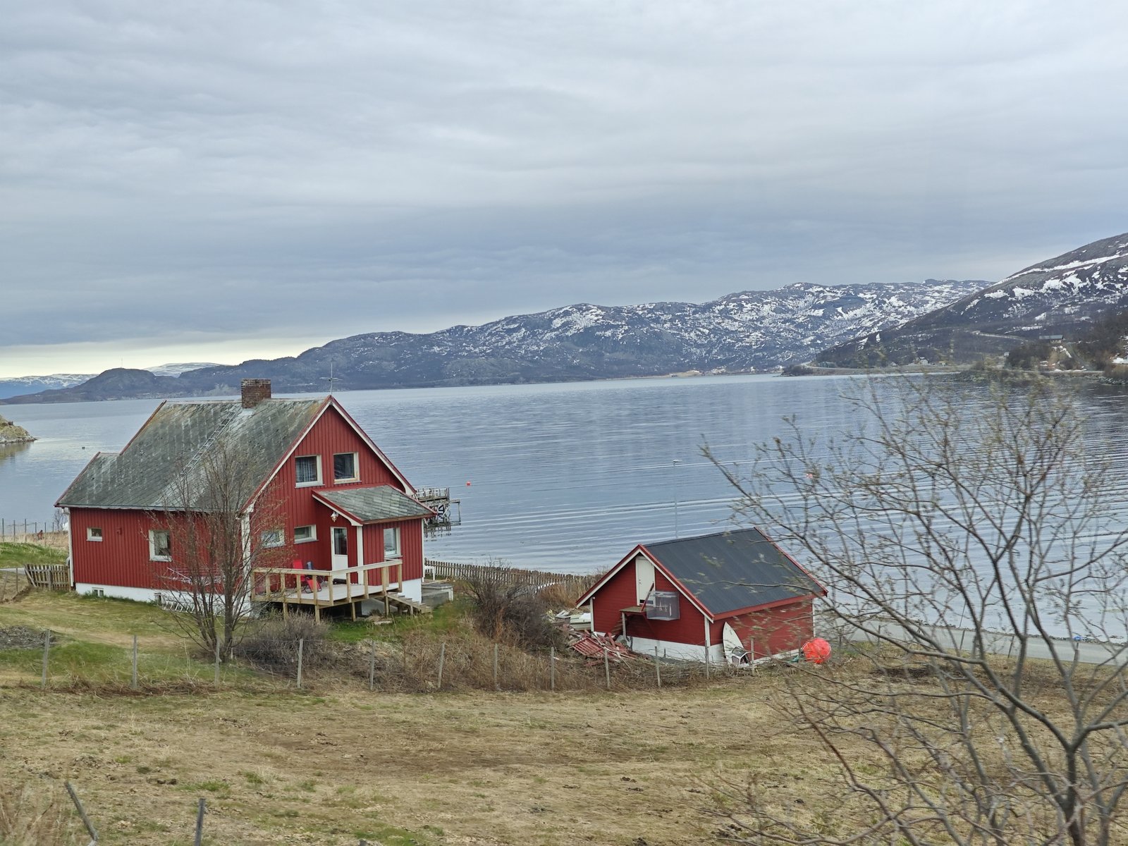 Rote Häuser, Fjord und Schneeberge