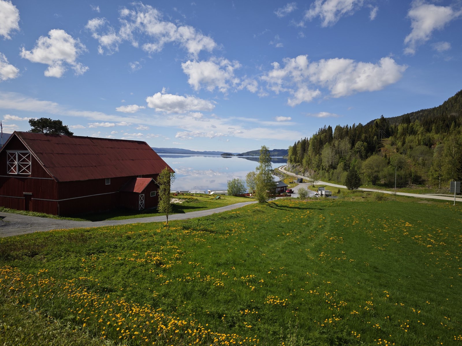 Rote Scheune am See