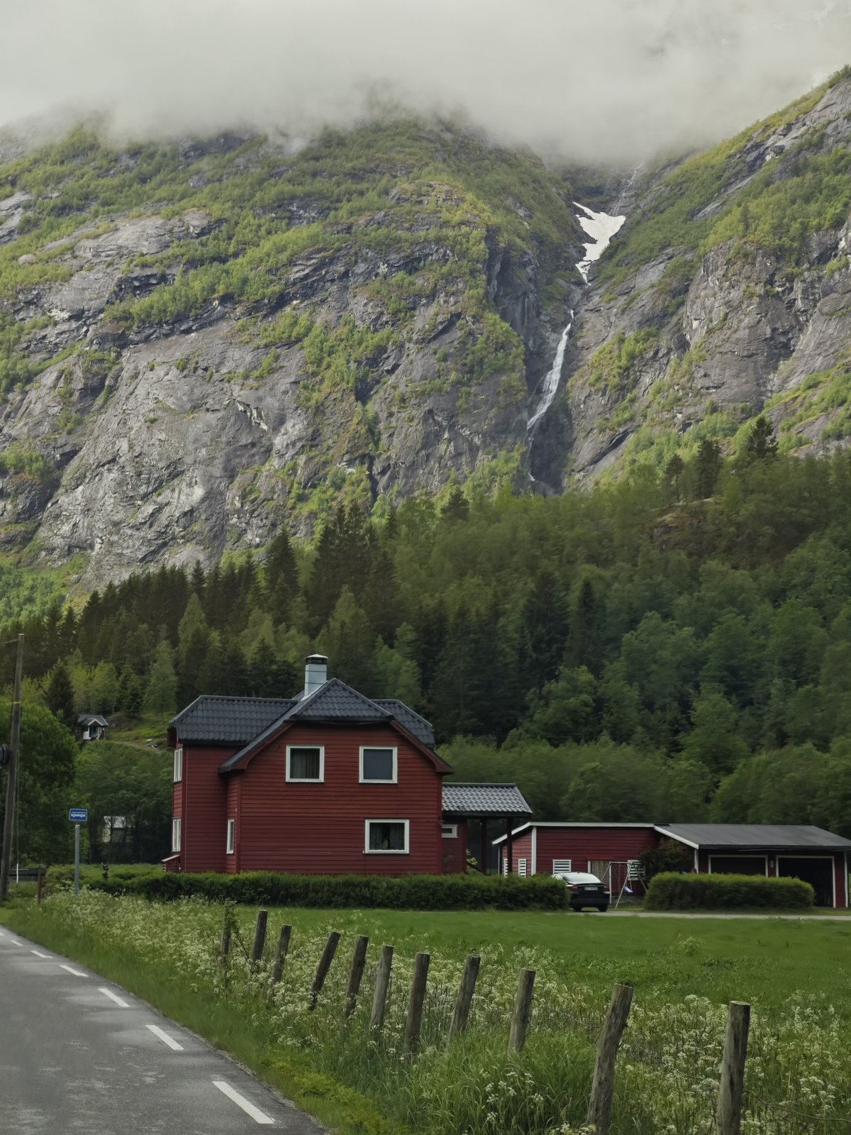 Rotes Haus unter dem Wasserfall