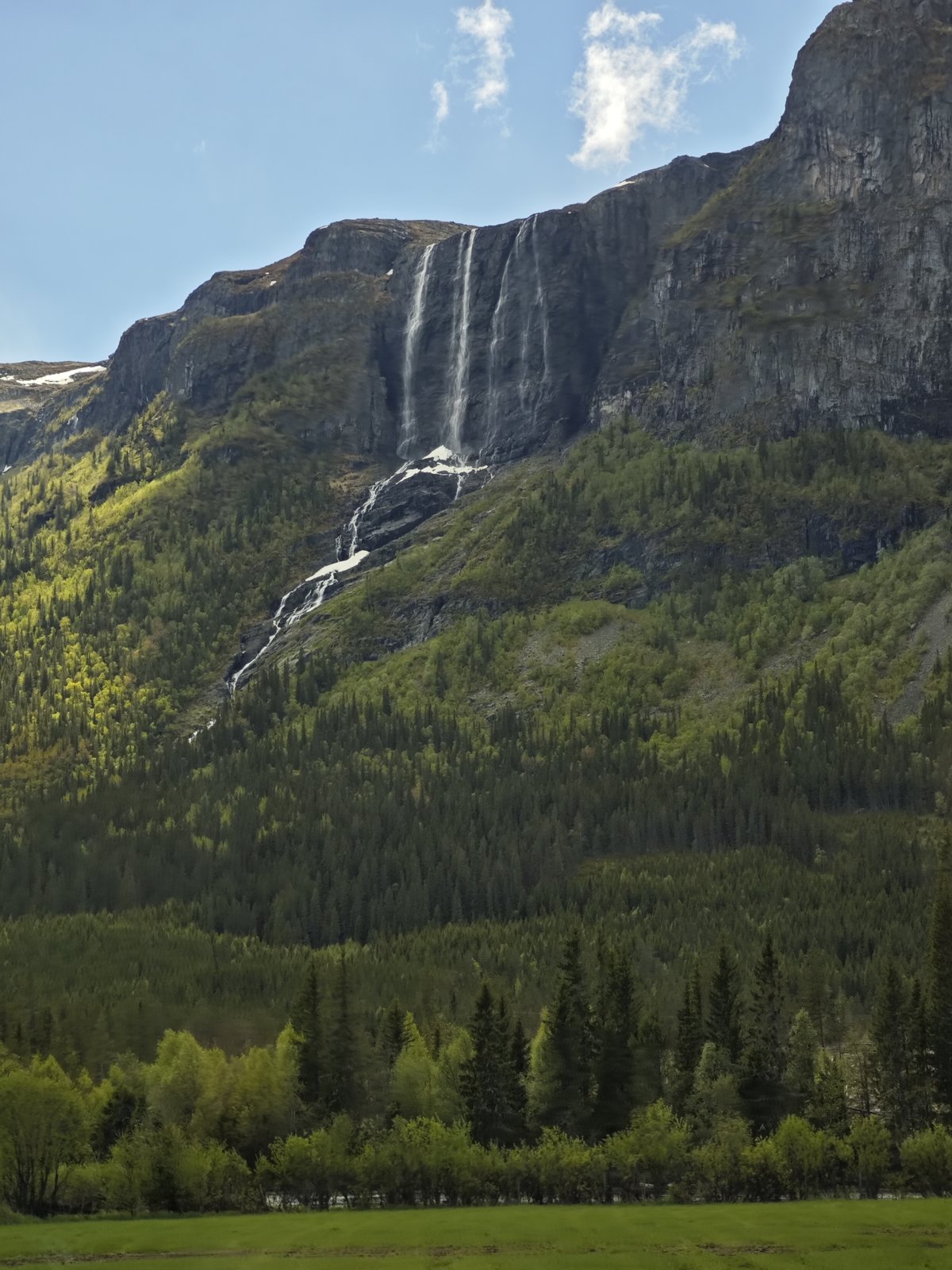 Ein mächtiger Wasserfall bei Hemsedal