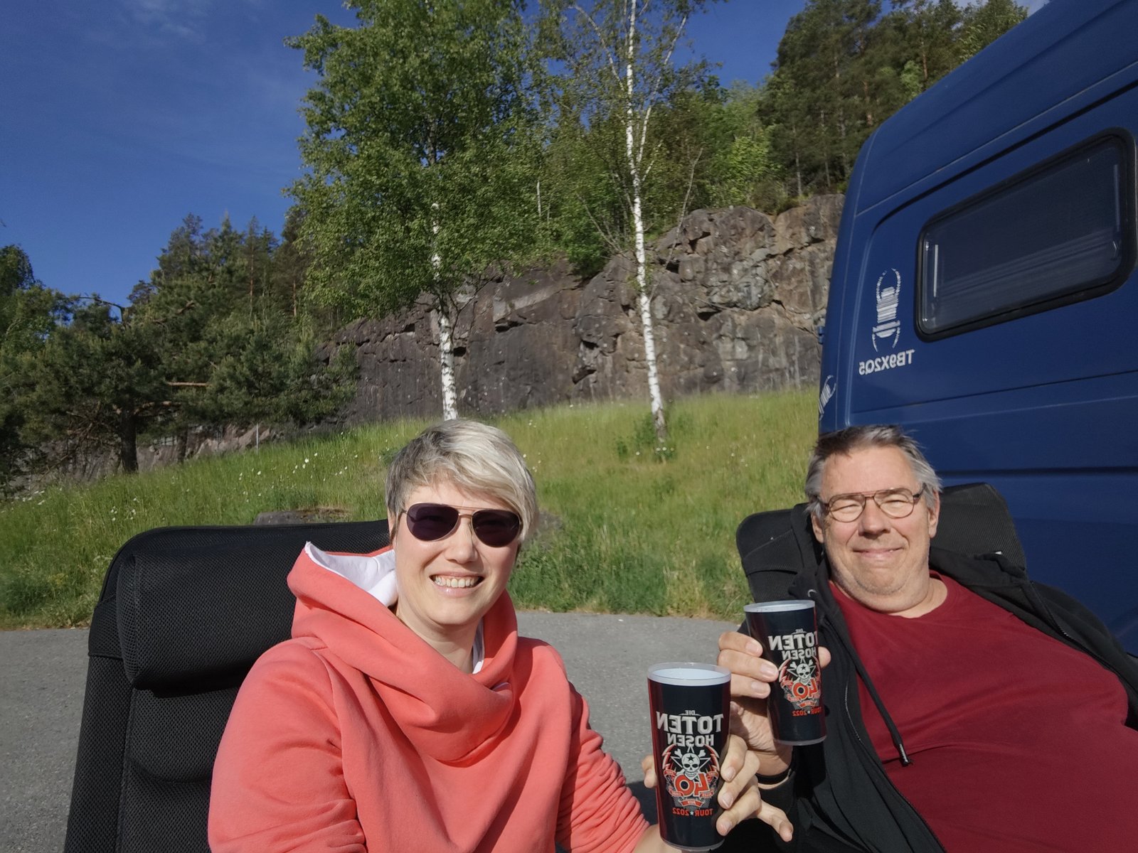 Das erste Mal draußen sitzen: Stühle raus, Rum-Cola in der Hand
