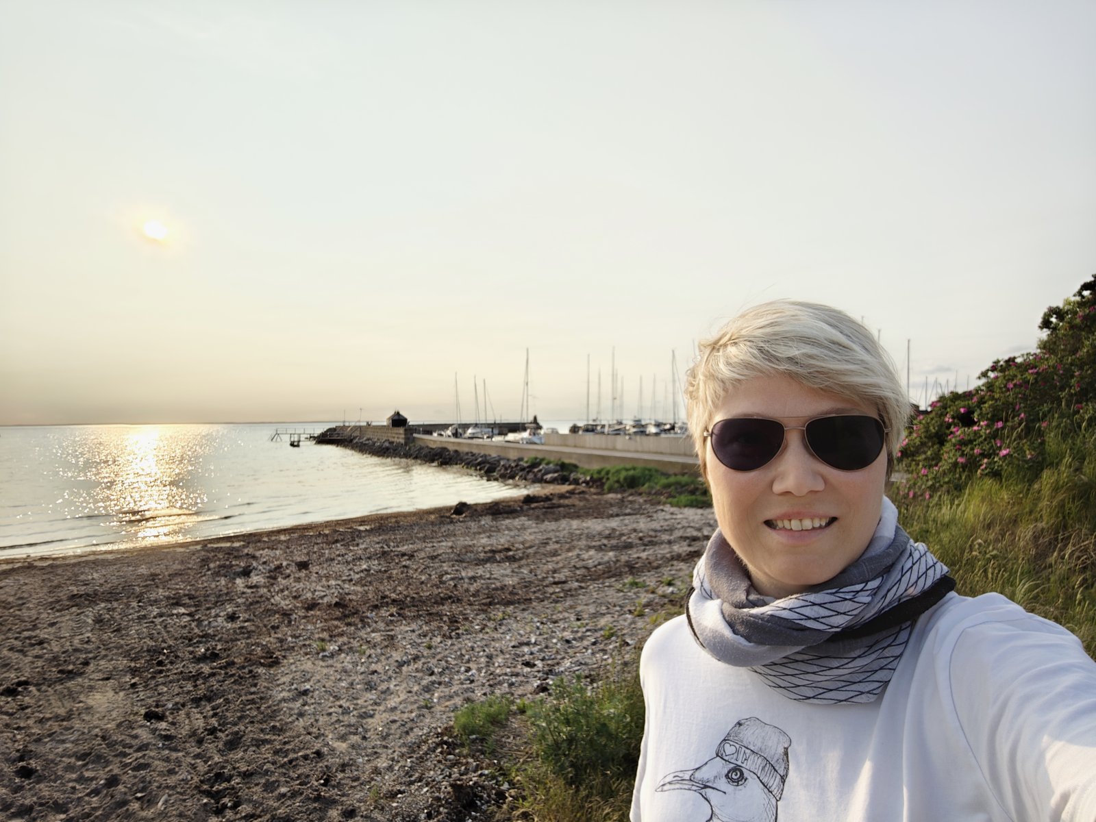 Abends am Strand, endlich T-Shirt-Wetter