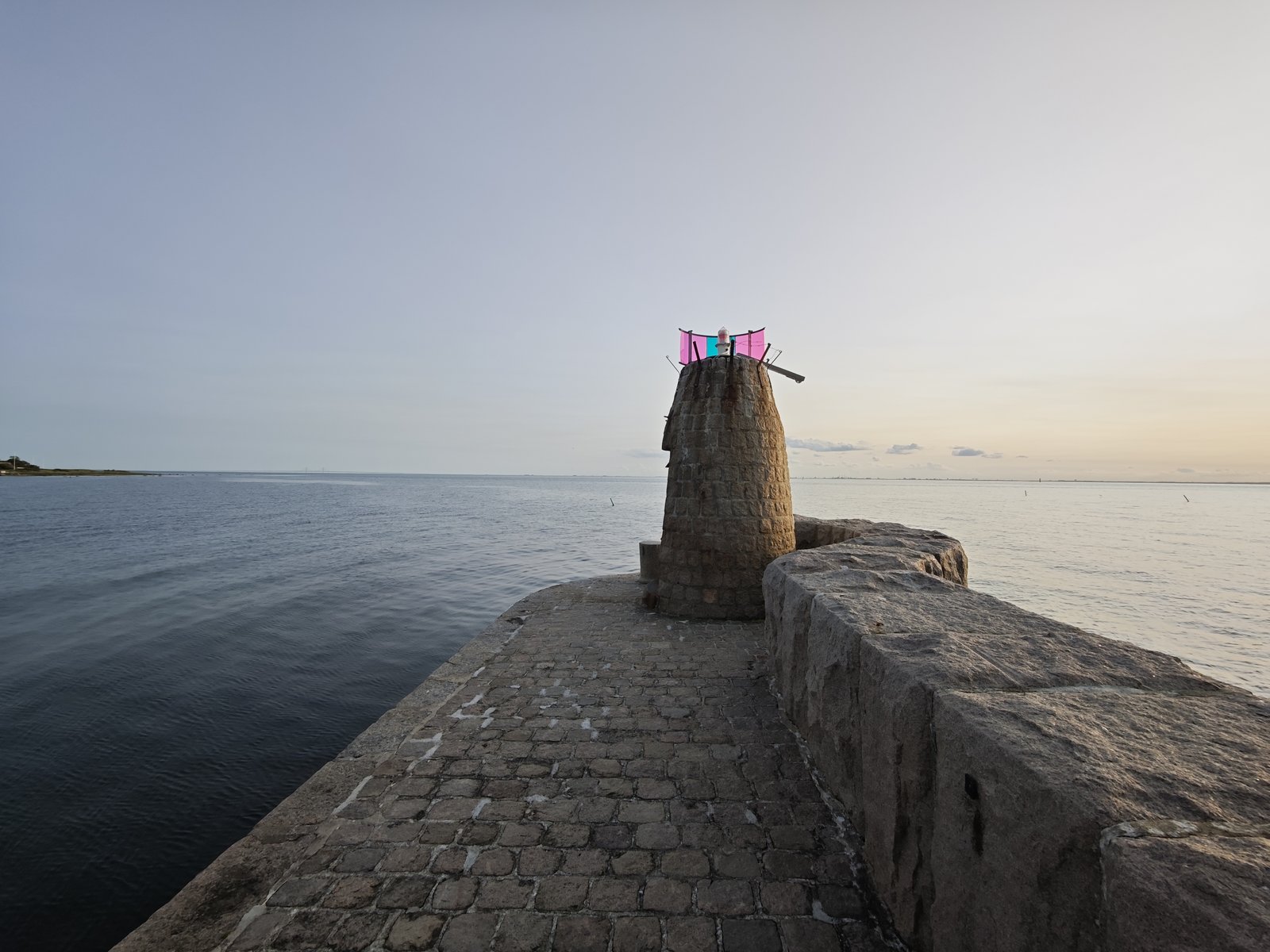 Die Mole mit dem kleinen Leuchtturm