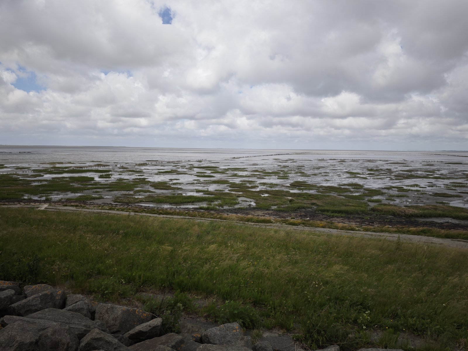 Auf dem Damm nach Rømø, links und rechts Wattenmeer