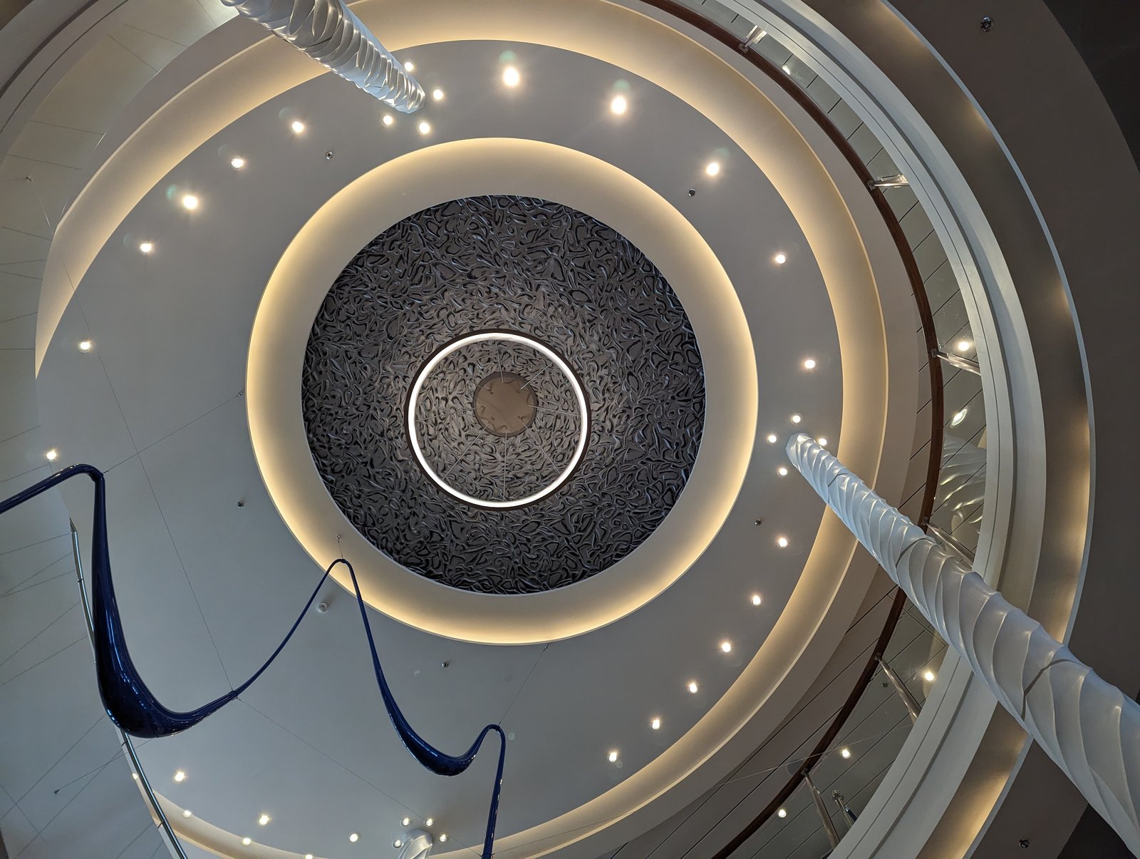 Treppenhaus auf der Mein Schiff 5