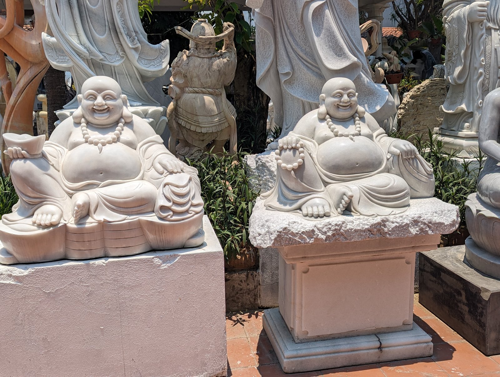 Lachende Buddhas aus Marmor