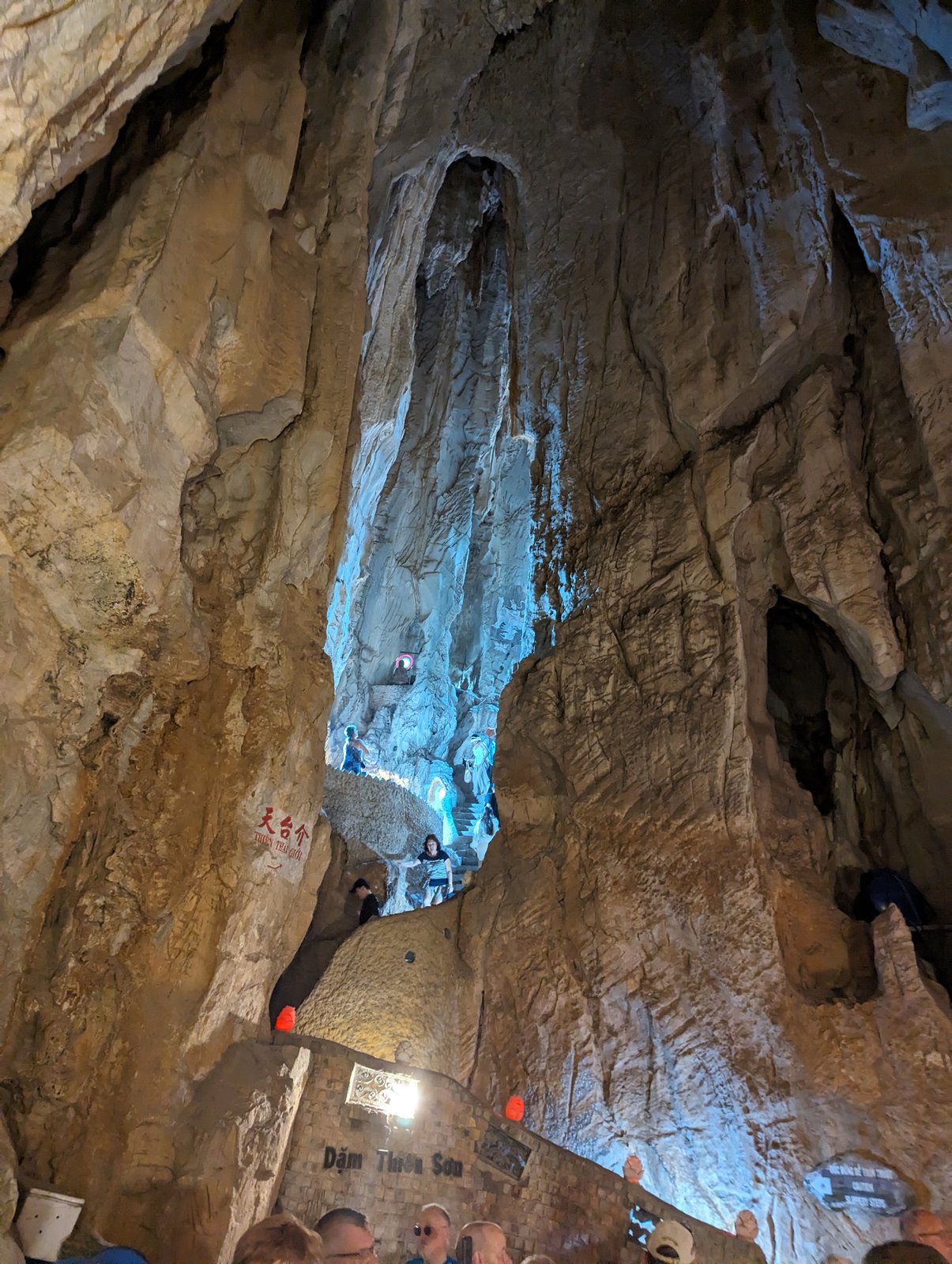 Licht fällt in die Höhle