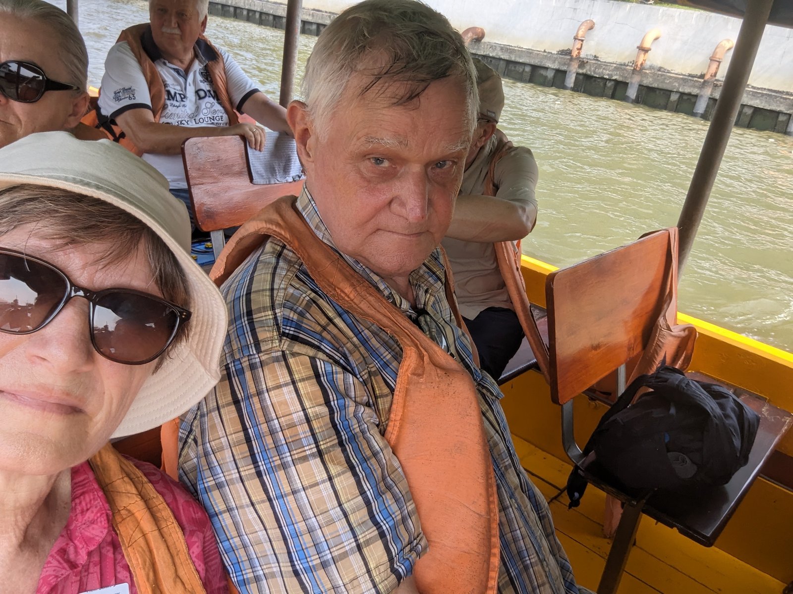 Die Eltern im Longtail-Boot auf den Klongs