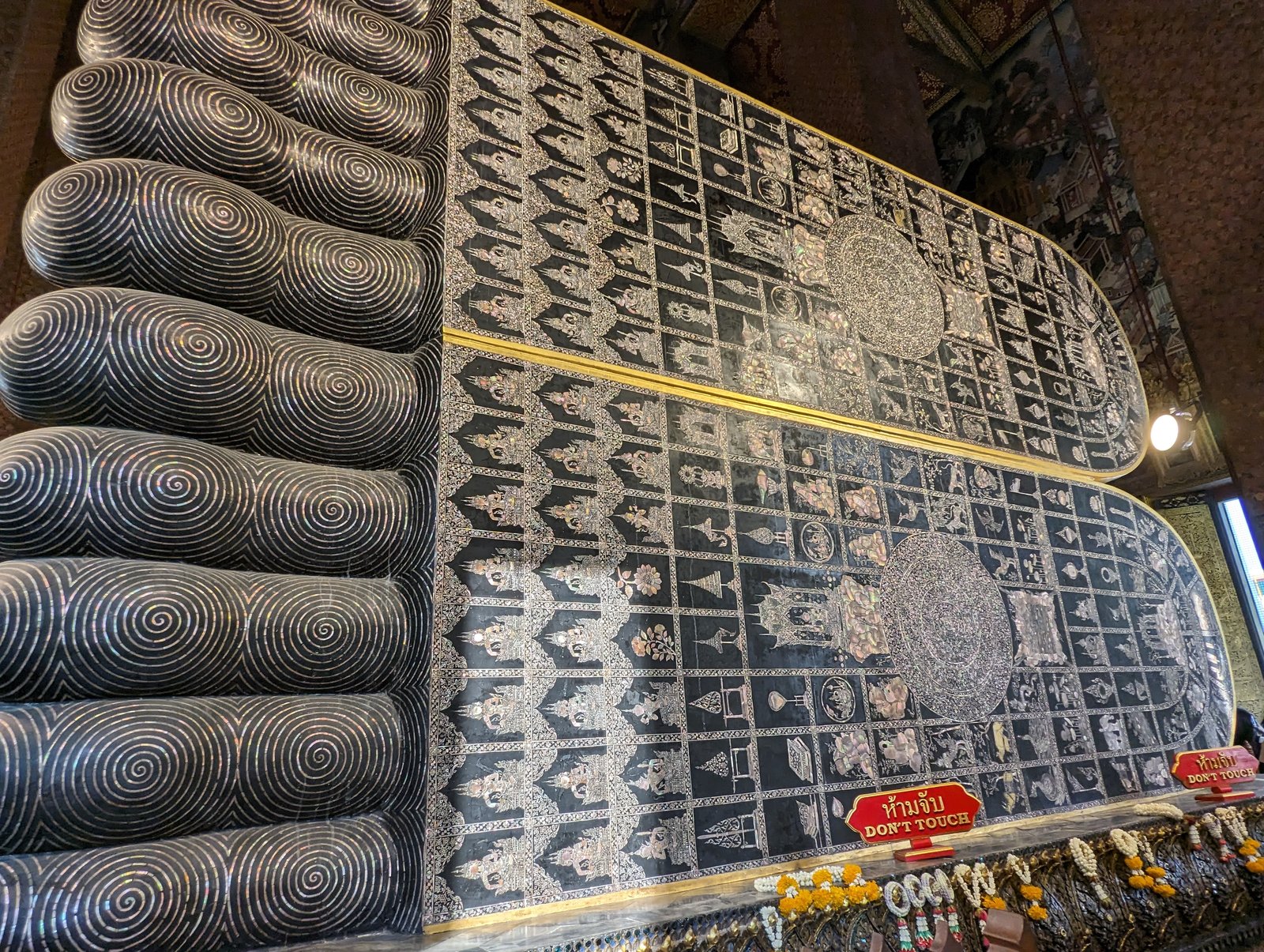 Die Fußsohlen des liegenden Buddha mit Perlmutt