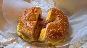 Pastrami Bagel mit Ei